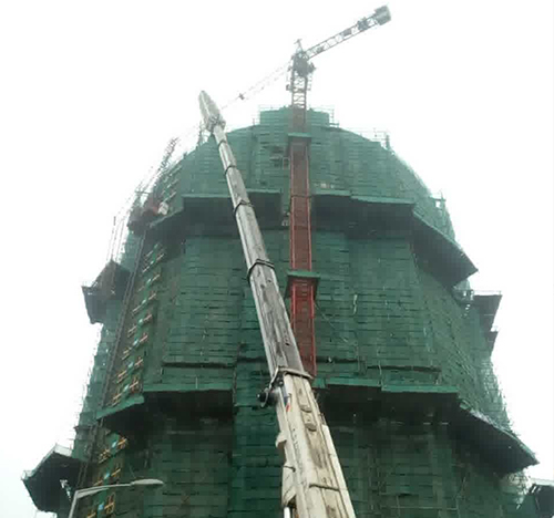 清水河吊车在工地上作业